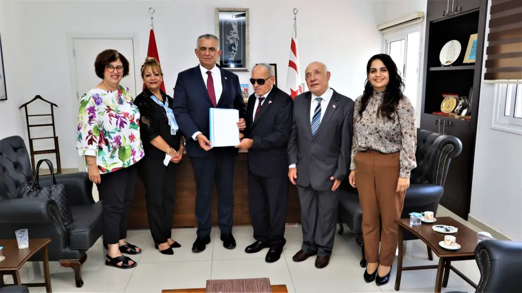 Engelliler İş ve Aş İstiyor — kapak fotoğrafı